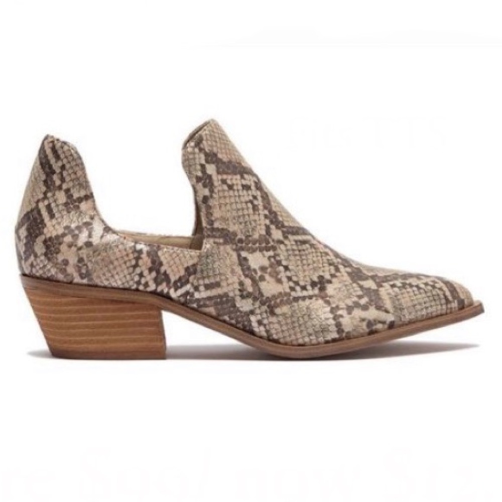 Chinese Laundry Mali Snake Embossed Vented Pump